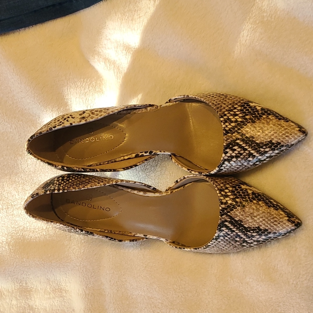 Ladies low heel snake skin shoe